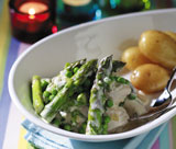 Pan fried chicken with asparagus, peas, tarragon and cream 
